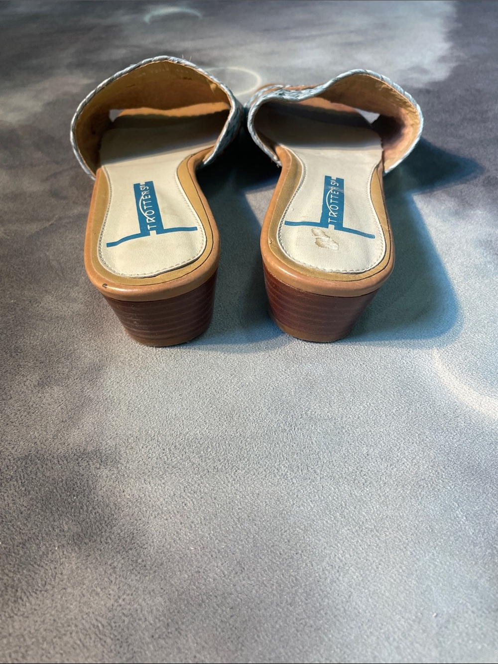 Trotters Women's Tan & Light Blue Woven Slide Mules | 7.5 - Picture 6 of 7